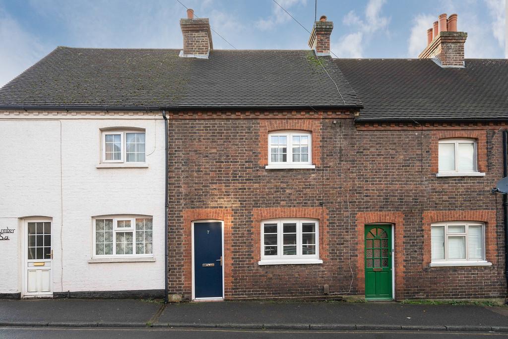 Ansell Road, Dorking 2 bed terraced house £375,000