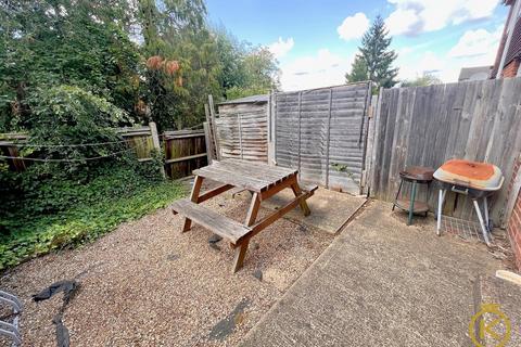 5 bedroom terraced house to rent, Clover Road, Guildford