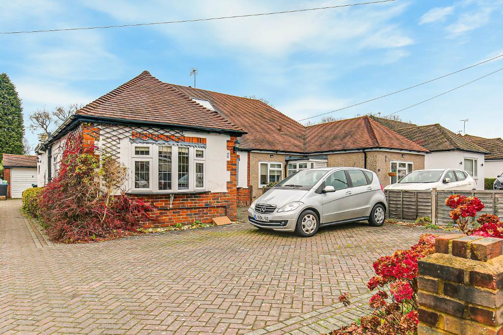 Crewes Avenue, Warlingham, Surrey, CR6 9NZ 3 bed semidetached bungalow