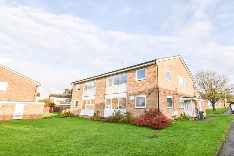 Sparrow Drive, Orpington 2 bed £1,200 pcm (£277 pw)