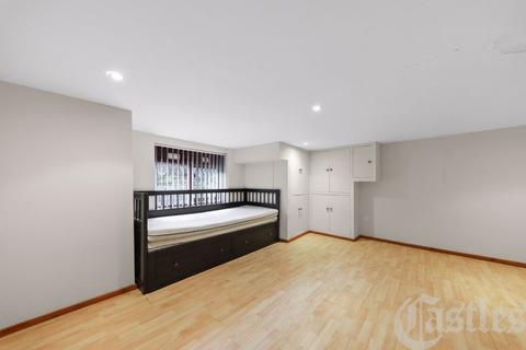 Flat A, 39 Womersley Road, London, N8 9AP