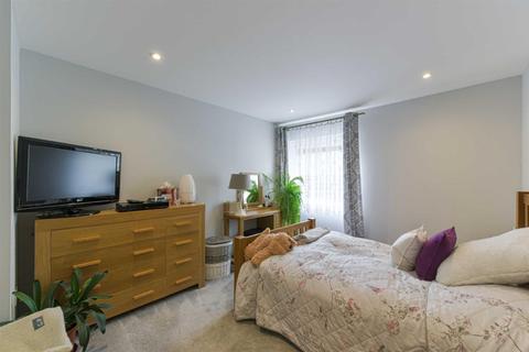18 Otter Drive, Carshalton, SM5 2FH