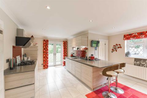 2 Stag Leys Close, Banstead, SM7 3AH