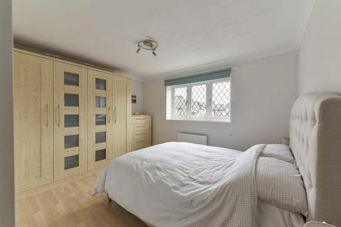 5 Delves, Tadworth, KT20 5UF