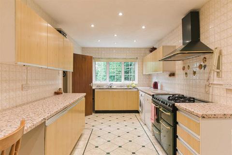7 The Brindles, Banstead, SM7 1AE