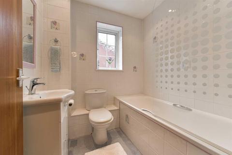 7 The Brindles, Banstead, SM7 1AE