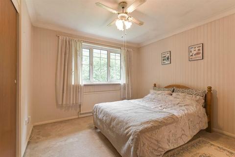 7 The Brindles, Banstead, SM7 1AE
