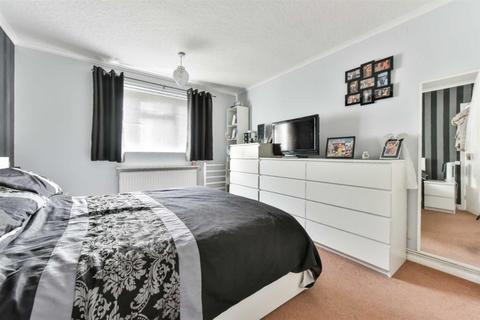 10 Cheviot Close, Banstead, SM7 2PD