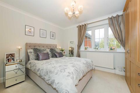 23 Corner Farm Close, Tadworth, KT20 5SJ