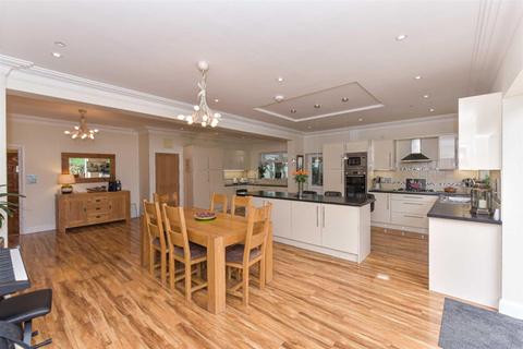 4 Warren Road, Banstead, SM7 1LA