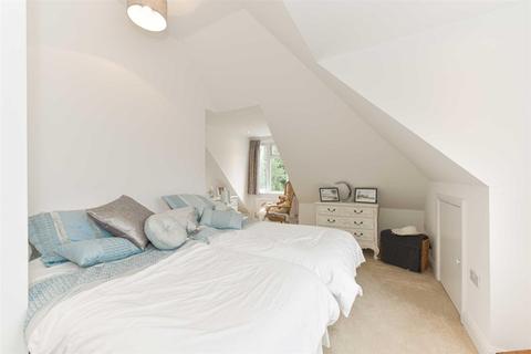 4 Warren Road, Banstead, SM7 1LA