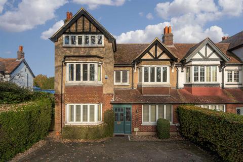 69 Banstead Road, Epsom, KT17 3HH