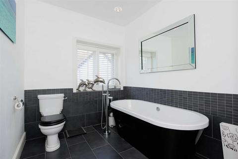 69 Banstead Road, Epsom, KT17 3HH
