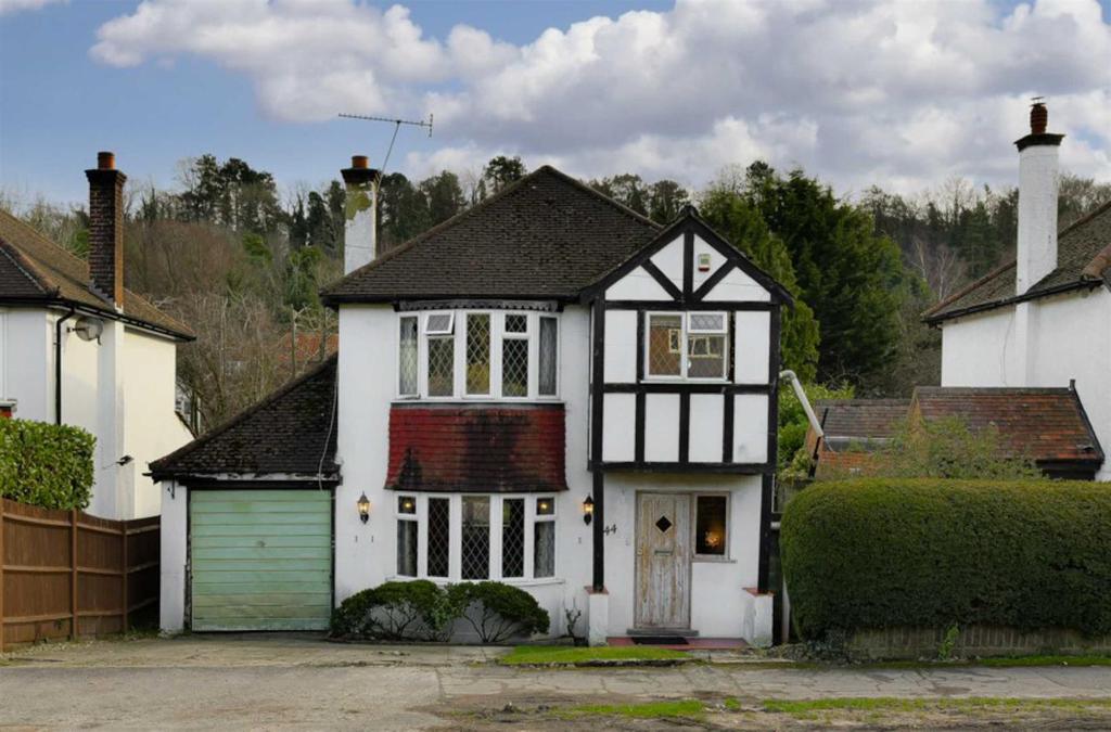 Outwood Lane, Chipstead, Coulsdon 3 bed detached house £600,000
