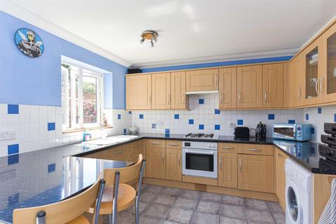 8 Horsecroft, Banstead, SM7 2HB