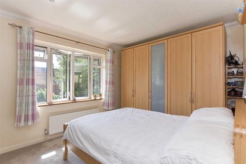 8 Horsecroft, Banstead, SM7 2HB