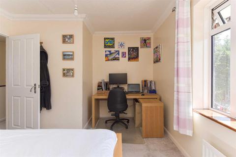 8 Horsecroft, Banstead, SM7 2HB