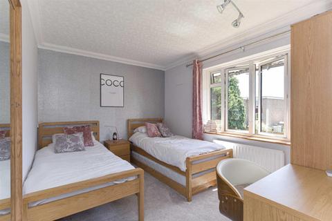 8 Horsecroft, Banstead, SM7 2HB