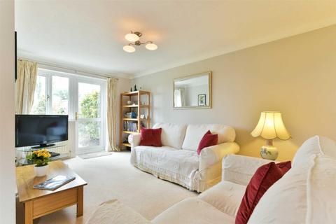 17 Dunnymans Road, Banstead, SM7 2AN