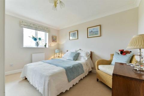 17 Dunnymans Road, Banstead, SM7 2AN