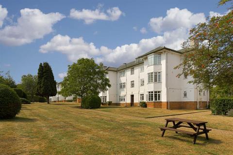 6 The Chilterns, Sutton, SM2 5QN