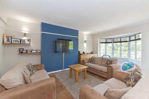 6 The Chilterns, Sutton, SM2 5QN