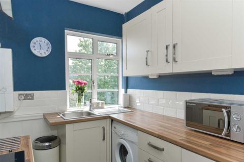 6 The Chilterns, Sutton, SM2 5QN