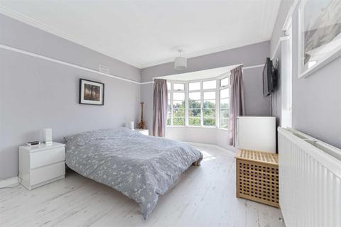 6 The Chilterns, Sutton, SM2 5QN