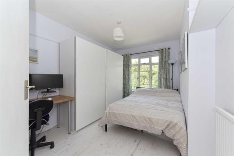 6 The Chilterns, Sutton, SM2 5QN