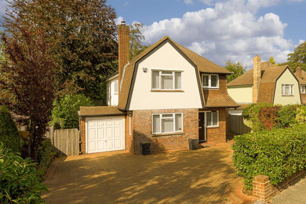 Larchwood Close, Banstead 4 bed detached house £885,000
