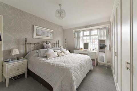 60 The Glade, Epsom, KT17 2HB