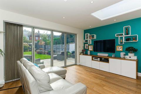 10 Caldbeck Avenue, Worcester Park, KT4 8BQ
