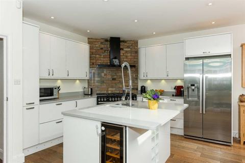 10 Caldbeck Avenue, Worcester Park, KT4 8BQ