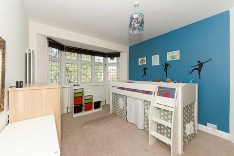 10 Caldbeck Avenue, Worcester Park, KT4 8BQ