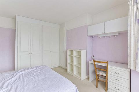 136 Walsingham Gardens, Epsom, KT19 0NF