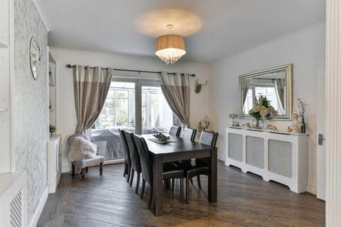 28 Killester Gardens, Worcester Park, KT4 8TZ