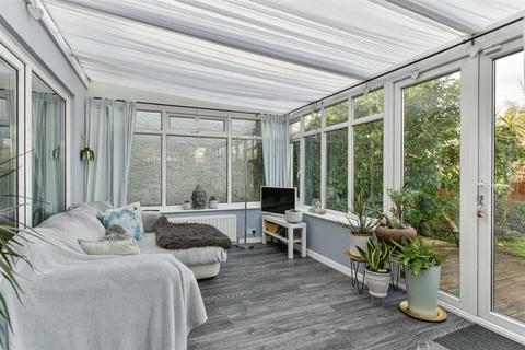 28 Killester Gardens, Worcester Park, KT4 8TZ