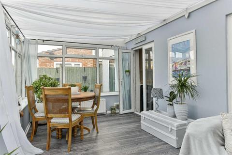 28 Killester Gardens, Worcester Park, KT4 8TZ