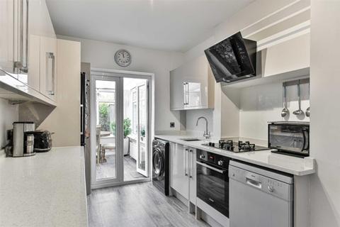 28 Killester Gardens, Worcester Park, KT4 8TZ