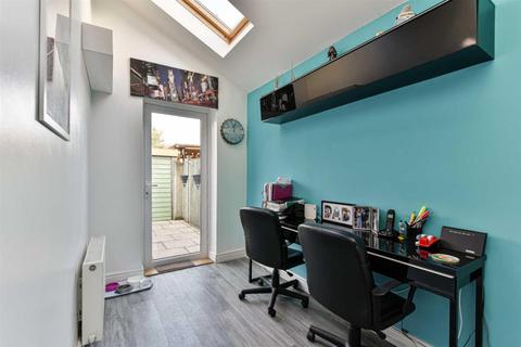 28 Killester Gardens, Worcester Park, KT4 8TZ