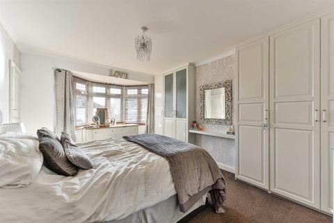 28 Killester Gardens, Worcester Park, KT4 8TZ