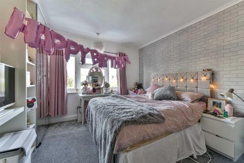 28 Killester Gardens, Worcester Park, KT4 8TZ