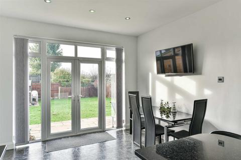 107 Meadow Walk, Epsom, KT19 0BB
