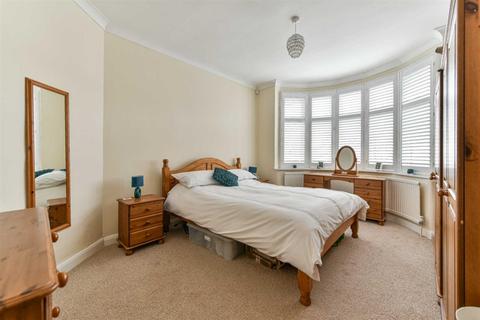 107 Meadow Walk, Epsom, KT19 0BB