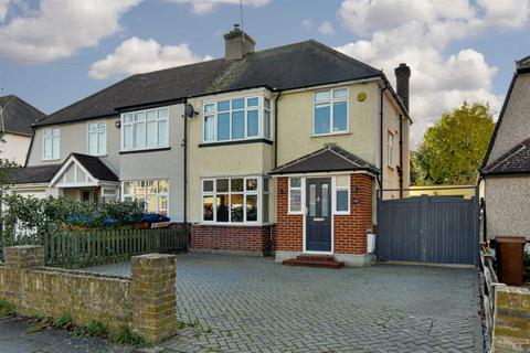 127 Walsingham Gardens, Epsom, KT19 0LZ