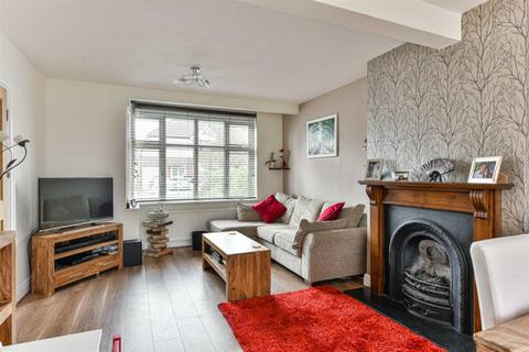 127 Walsingham Gardens, Epsom, KT19 0LZ