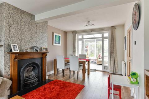 127 Walsingham Gardens, Epsom, KT19 0LZ