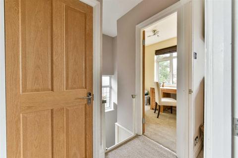 127 Walsingham Gardens, Epsom, KT19 0LZ