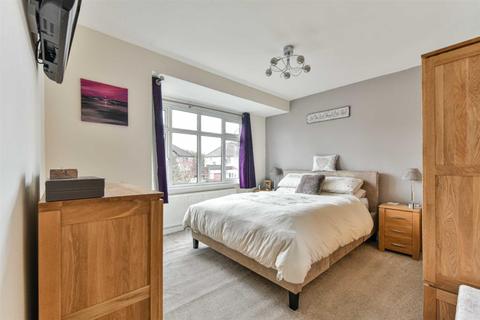 127 Walsingham Gardens, Epsom, KT19 0LZ