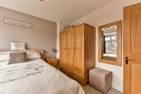 127 Walsingham Gardens, Epsom, KT19 0LZ